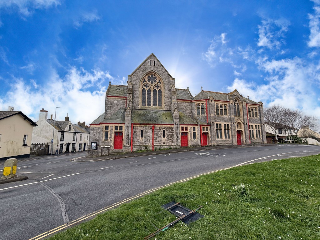 Lot: 14 - FORMER CHURCH - Road side view of the property